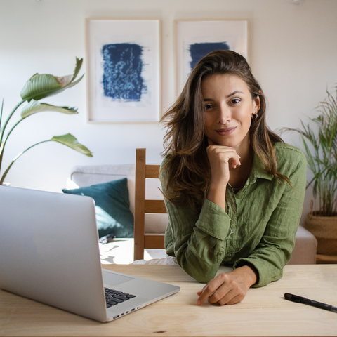 O trabalho remoto se tornou uma realidade para muitos enfermeiros, trazendo benefícios como flexibilidade e economia de tempo, mas também desafios como a falta de interação presencial e a necessidade de adaptação às ferramentas digitais
