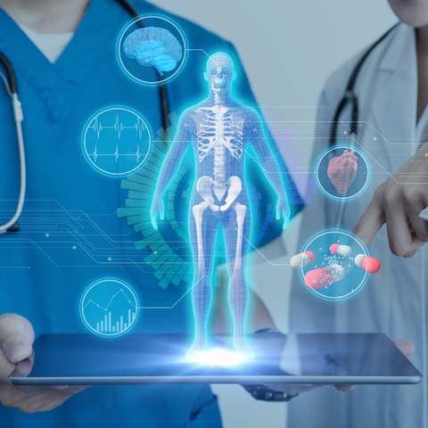 Para se manterem atualizados em um mundo cada vez mais digital, é essencial que os enfermeiros invistam na formação continuada em tecnologia, aprimorando suas habilidades e competências na área.